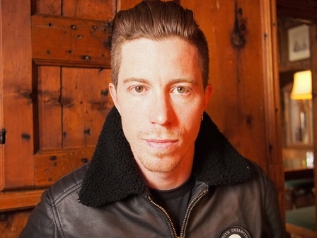 Shaun White in einer Lederjacke in einer Zirbenstübe